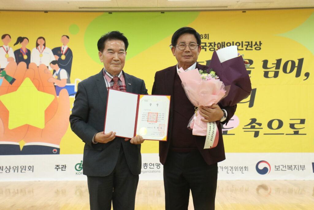 한국장총 최공열 공동대표와 기초자치부문 수상기관 서울특별시 마포구의 박강수 구청장이 상장을 들고 있다.