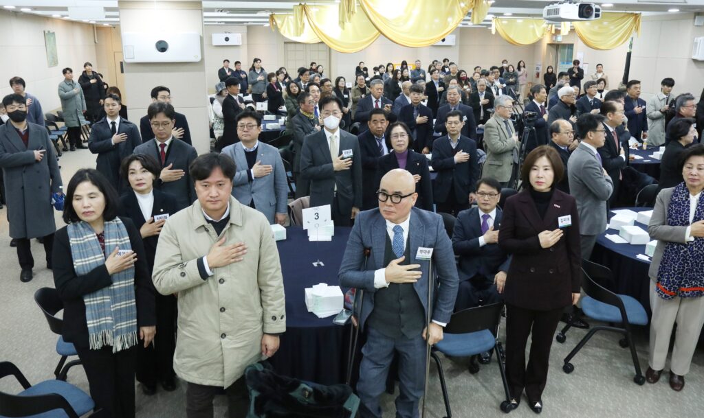 2025 장애계 신년인사회 참석자들이 국민의례를 하고 있다 